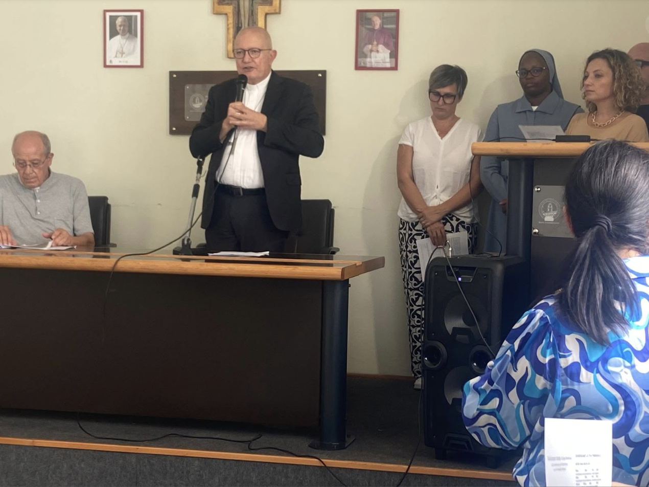 Don Nello Senatore, Direttore dell'ISSR, apre i lavori