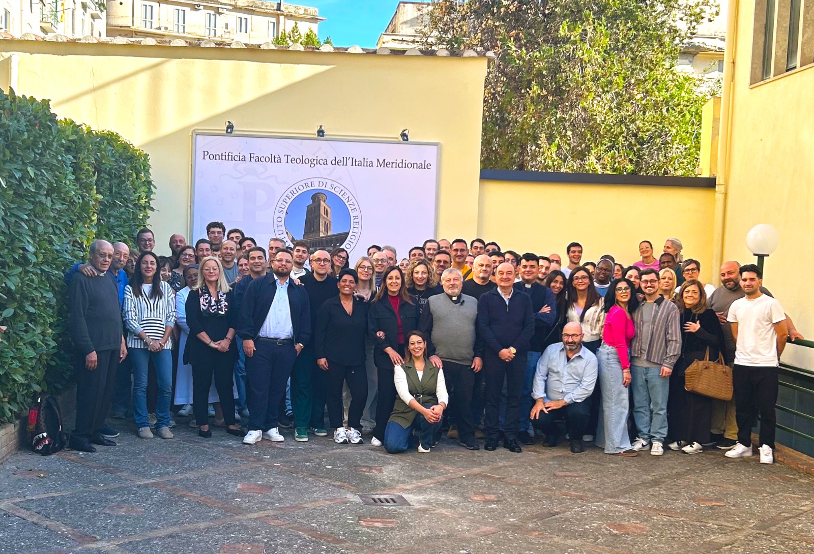 Docenti e studenti dell’ISSR San Matteo, foto di gruppo nel cortile dell’Istituto